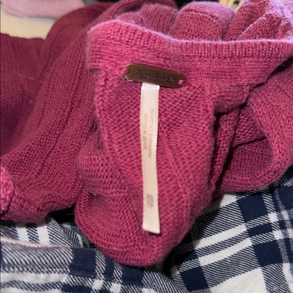 Free People Cropped Pink Sweater with V-Neck and Twist Detail XS - Picture 2 of 2